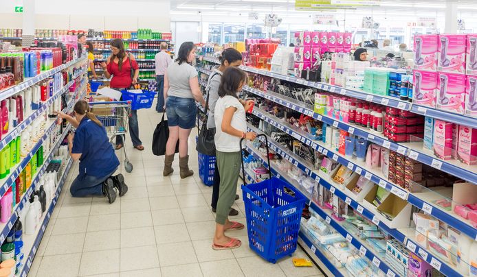 Een Action-filiaal elders in het land, waar de klanten op koopjesjacht zijn.