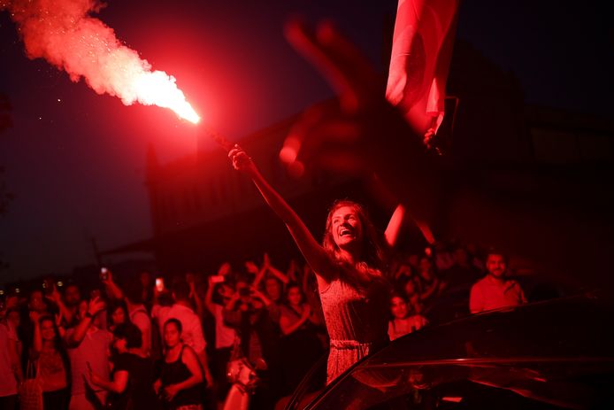 Supporters van de oppositiepartij CHP vieren na de winst van hun burgemeesterskandidaat feest in Istanboel.