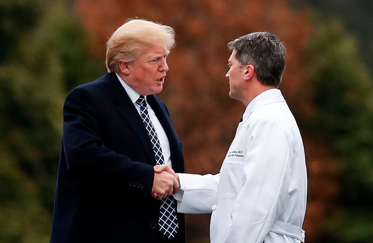President Trump begin 2018 met zijn toenmalige lijfarts Ronny Jackson in ziekenhuis Walter Reed na zijn eerste presidentiële medische onderzoek.   Beeld AP