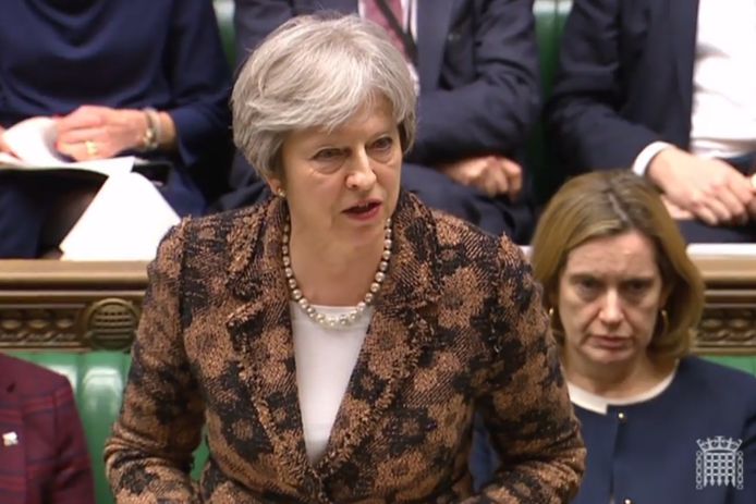 De Britse premier Theresa May in het parlement. In de vorm van een ultimatum geeft May Moskou tot morgenavond om de OPCW, de organisatie die toeziet op het gebruik van chemische wapens, tekst en uitleg te bezorgen.