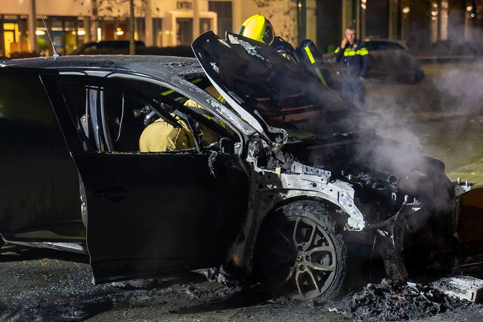 Een sportauto in Oss stond zondagnacht plotseling in lichterlaaie. De schade is onherstelbaar.