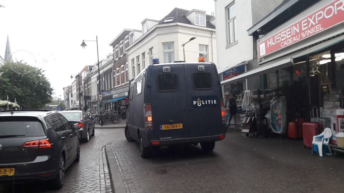 ME-bus op de Hommelstraat in Arnhem kort voor de wedstrijd van Vitesse tegen Anderlecht.