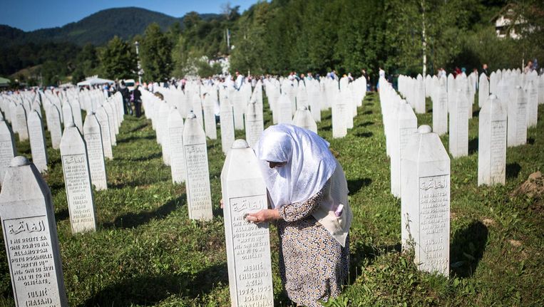 Nabestaanden rouwen om slachtoffers van de genocide in Srebrenica 20 jaar geleden in het oosten van Bosnië, 2015. Beeld Julius Schrank/de Volkskrant