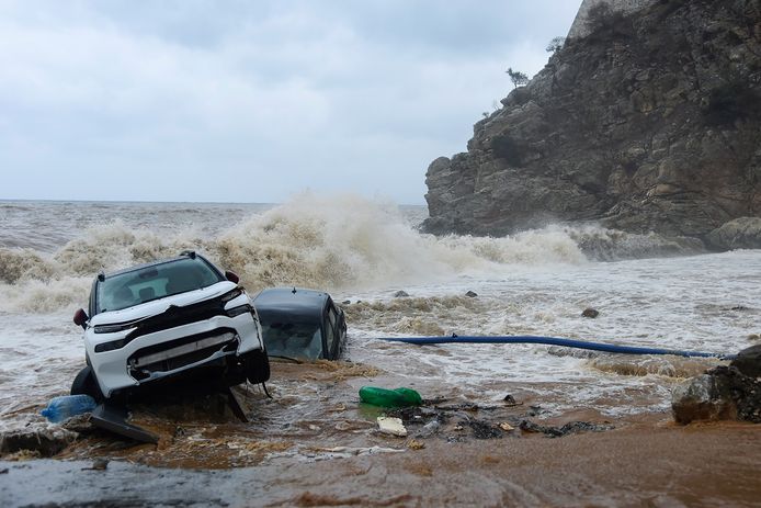 In het dorp Paliokastro sleurde de storm verschillende auto's de zee in.