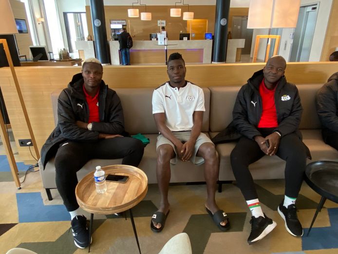 (vlnr): Aristide Bancé, Djibril Ouattara (spits) en een man van de security van Burkina Faso, in de lobby van het hotel.