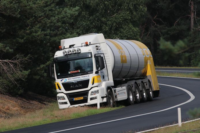 De melkwagen in de berm bij Uddel.