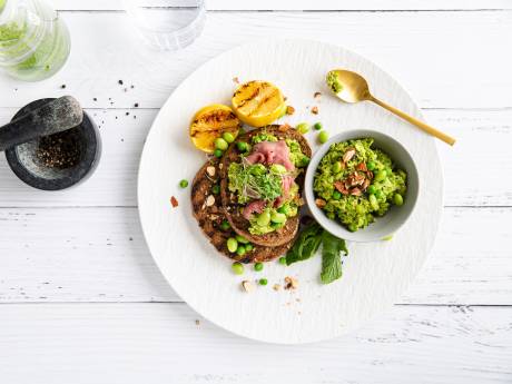 Wat Eten We Vandaag: Toast met rosbief en ‘smash’ van erwten en edamame bonen
