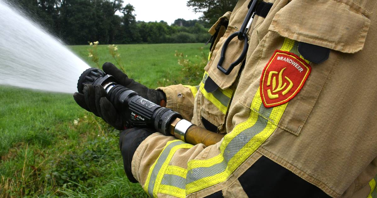 Felle buitenbrand op De Negen Sneesweg in Broek Op Langedijk