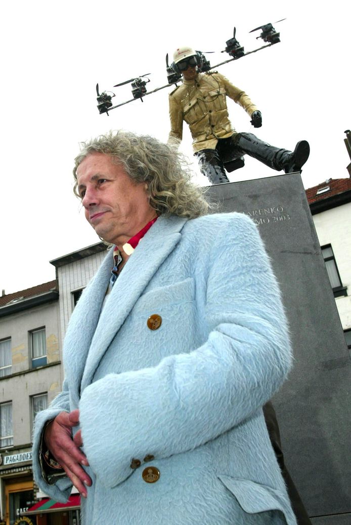 De inhuldiging van de 'Pepto Bismo 2003' van Panamarenko, op 22 mei 2003 op het Antwerpse Sint-Jansplein.