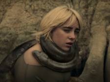 Billie Eilish wordt bijna gewurgd door anaconda in nieuwe clip