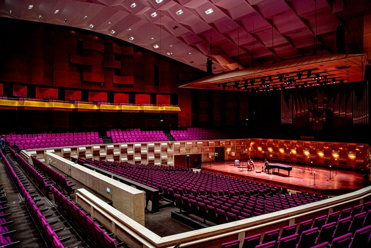Muzikanten Farid Sheek en Maya Fridman treden op in een lege zaal van theater De Doelen in Rotterdam. Een derde van de Nederlandse theater- en concertpodia die sinds het coronavirus omzet mislopen, dreigt de zomer niet te halen.  Beeld ANP
