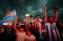 Feestvierende Argentijnen bij de Obelisco in Buenos Aires.