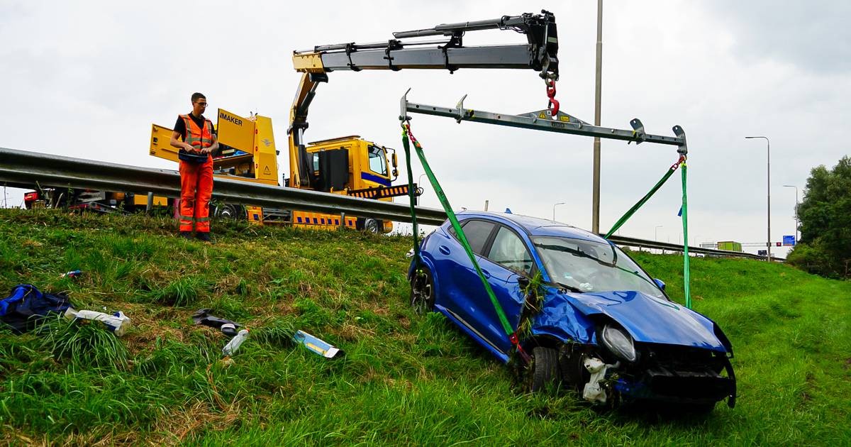 Auto belandt achter vangrail en slaat over de kop op A7 bij Avenhorn
