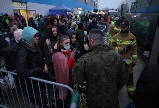 Mensen vluchten massaal weg uit Oekraïne (illustratiebeeld)