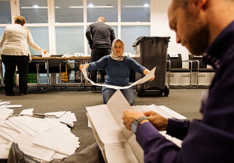 Stemmen tellen in Den Haag na de Tweede Kamerverkiezingen van maart. Beeld ANP