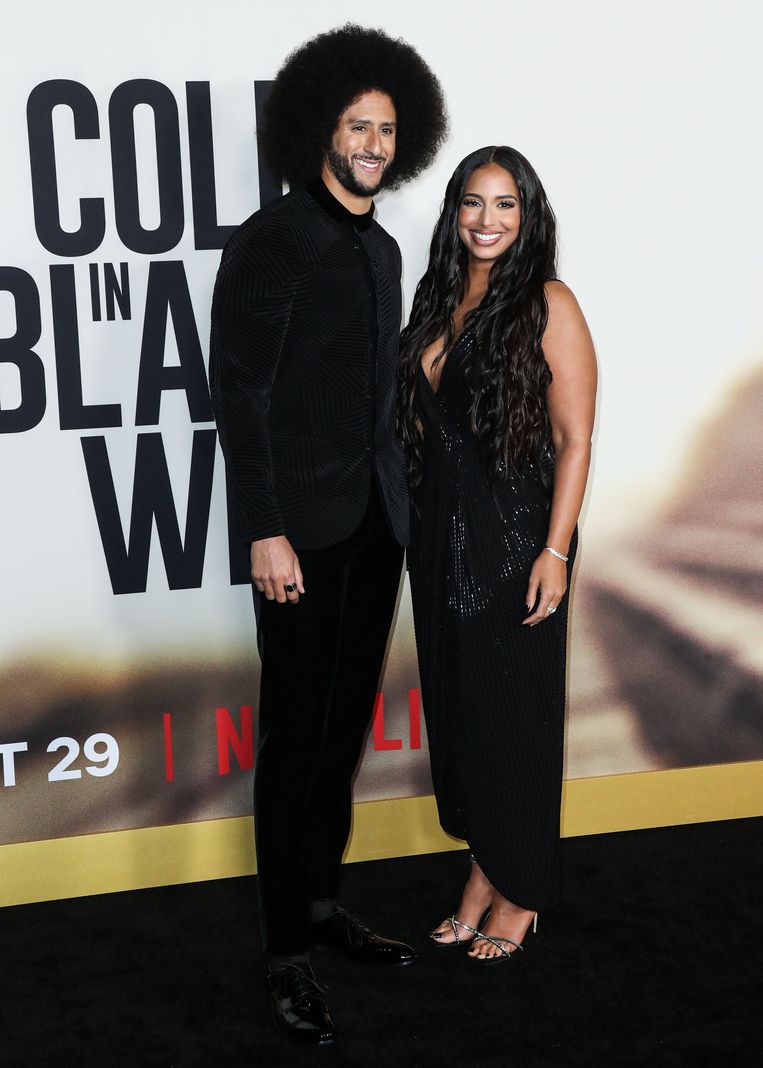 Colin Kaepernick en vriendin Nessa Diab op 28 oktober voor de première van de Netflix-serie 'Colin in Black and White', in Los Angeles. Beeld Photo News