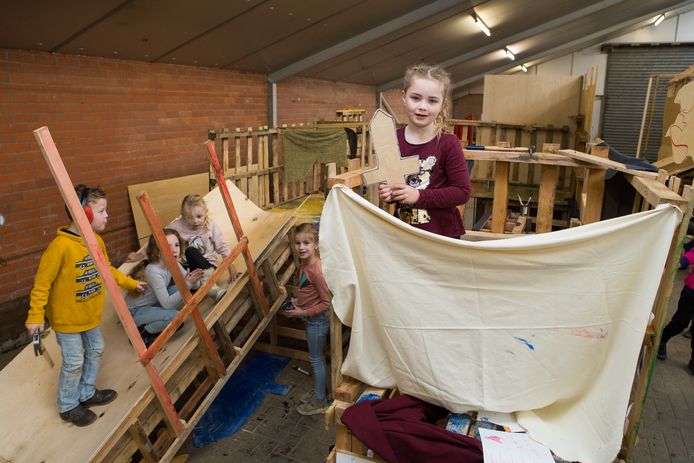 In het Houtdorp van Mariënheem bouwen basisschoolkinderen kastelen met glijbanen.