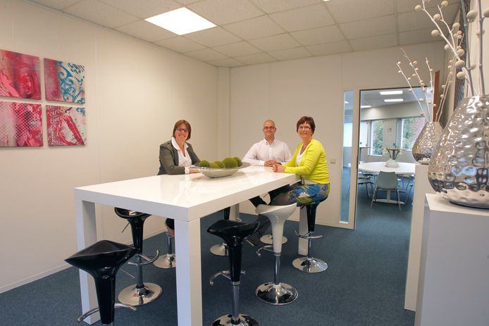 Petra Vulders (rechts) bij de opening van BC Traverse in Helmond in november 2011.
