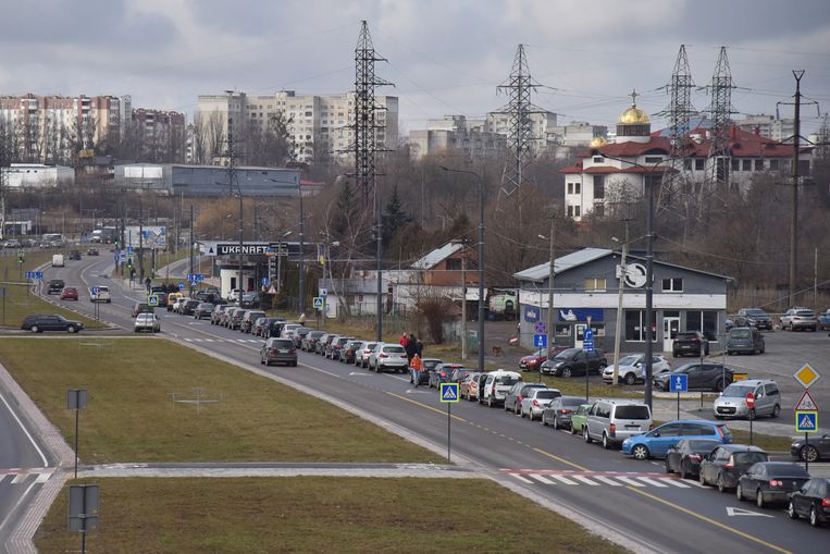 Bij het tankstation in Lviv. In heel Oekraïne stonden donderdag lange rijen van auto’s. Oekraïners zijn op de vlucht geslagen nadat Russische militaire troepen in de vroege ochtend de grenzen aanvielen. Beeld Reuters