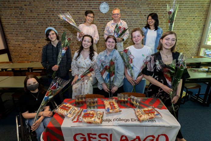 Geslaagden VWO examen Chinees op Stedelijk College. Achteraan vlnr: docente Margie Li, teamleider havo/vwo Henny Damen, docente Jessica Sun. Vooraan vlnr: Isa Leurling, Niels Hoonhout, Merel Solinger, Jennifer Rutgers, Annika Knoef (wel Chinees gedaan, maar zit nog in vwo 5) en Renee Aben (Menne de Vries staat niet op de foto)