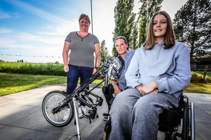 Joke Stragier, hier samen met haar ouders, wil zich gaan toeleggen op een handbike.