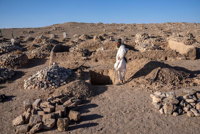 Een man werkt aan een graf voor een van de slachtoffers van de aardbevingen in het westen van Afghanistan.