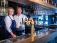 Maike en Paul klein Goldewijk achter de tap in Grand Café De Klok. Het horecastel zoekt een opvolger voor het bedrijf.