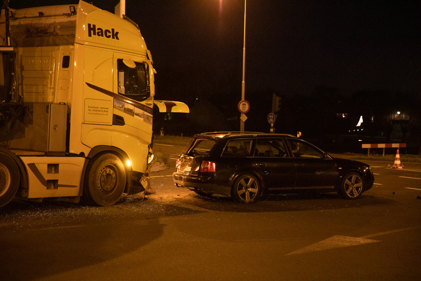 Vrachtwagen en twee auto’s botsen op elkaar bij oprit A17 in Oud Gastel