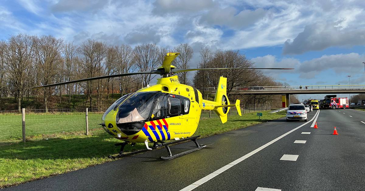 Voetganger steekt A58 over en wordt aangereden door vrachtwagen.