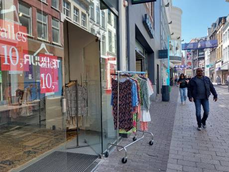Alles voor 'n tientje: deze kledingwinkel zit nu in oude pand Treatments Arnhem