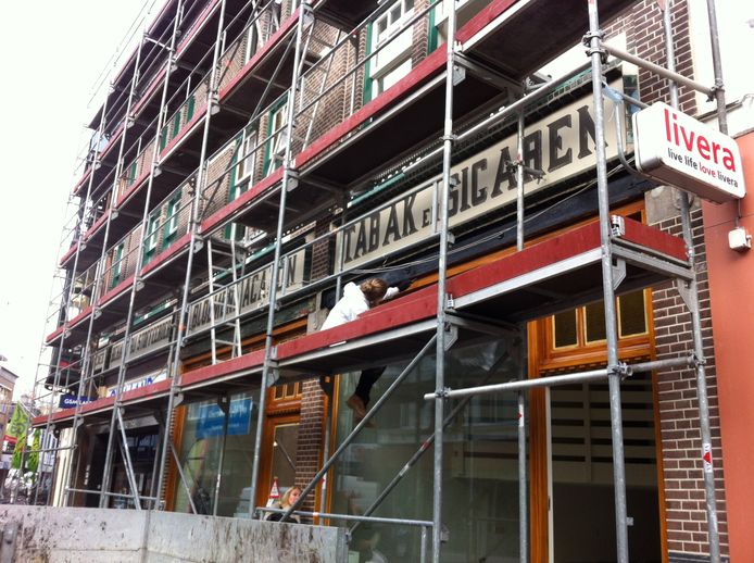 In het noordelijk deel van de Hoofdstraat leggen specialisten de laatste hand aan de restauratie van drie oude gevels.