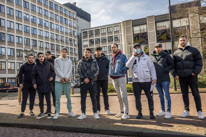 Een groep derdelanders voor de Oekraïne-opvang in Dordrecht. Zij zijn dinsdag de opvang uitgezet, maar wilden er woensdag weer in. Saleh (27) is de tweede van links en is dinsdag ook op straat gezet.