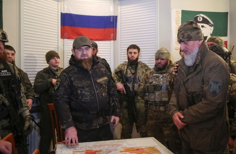 De Tsjetsjeense leider Ramzan Kadyrov vergadert op 28 maart met Russische militairen in Marioepoel.  Beeld REUTERS