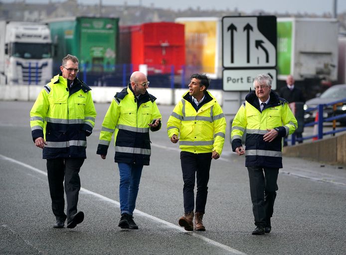 De Britse premier Rishi Sunak (derde van rechts) eerder deze maand op bezoek bij een haven in Wales.