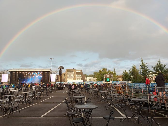 Arcobaleno sul palco del Grote Kaai.