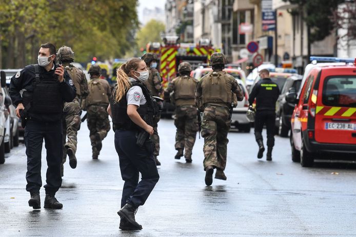 Politie en soldaten op de plaats van de mesaanval in Parijs, vlakbij het oude kantoor van Charlie Hebdo.