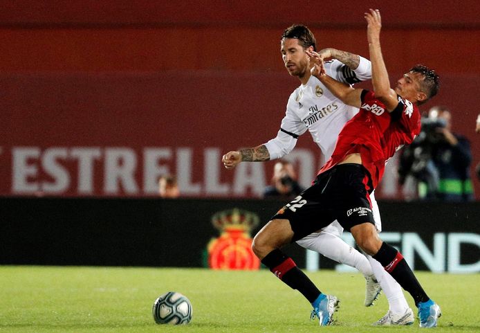 Sergio Ramos in duel met Ante Budimir.