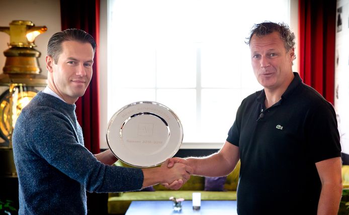Danny Makkelie krijgt de schaal voor de beste scheidsrechter van het jaar van het AD uitgereikt door Mikos Gouka.