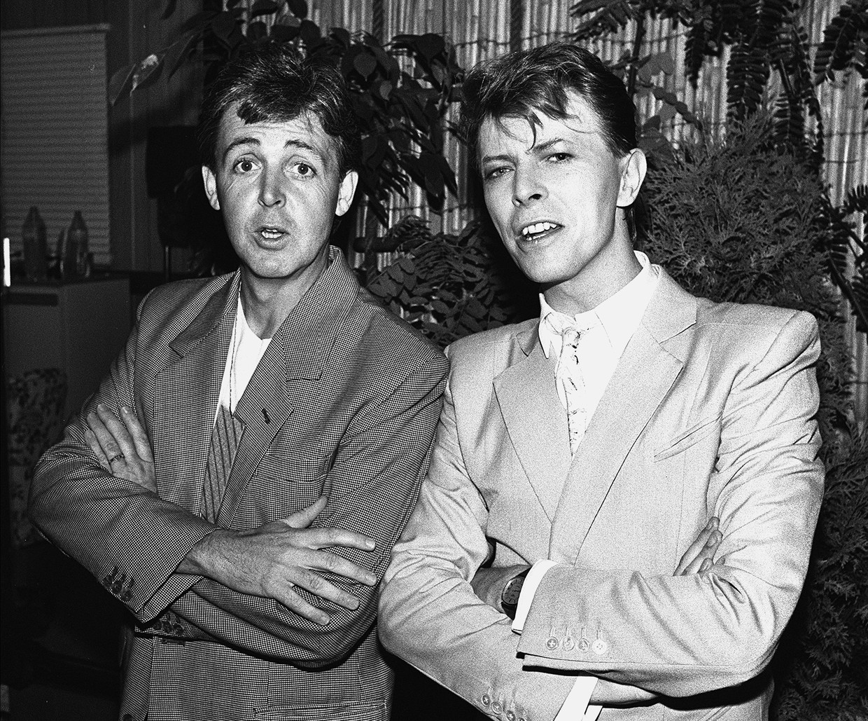 Paul McCartney (links) en David Bowie in 1985, tijdens het Live Aidconcert op 13 juli. Beeld Getty Images