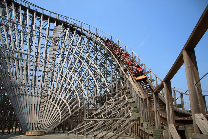 De houten achtbaan Troy in attractiepark Toverland.