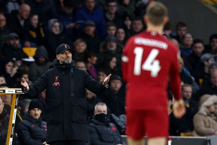 Jurgen Klopp tijdens de vernederende nederlaag bij Wolves. Ook de Liverpool-coach vindt geen oplossing.