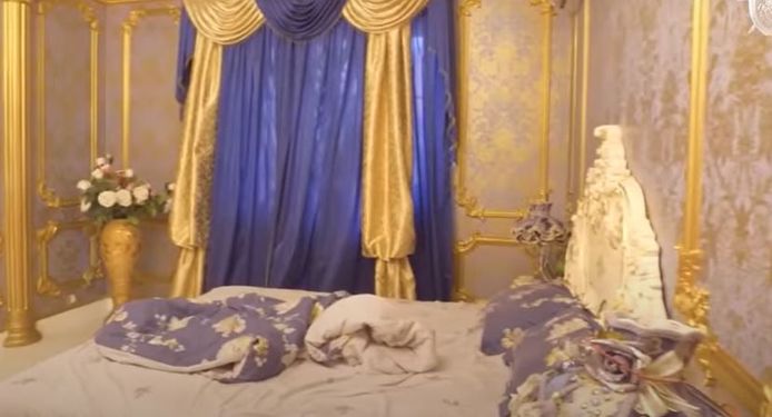 Ook in de slaapkamer is het gouden patroon doorgezet