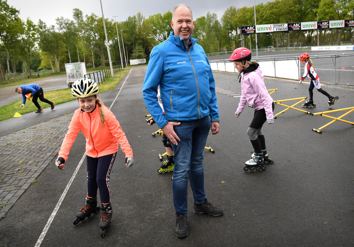 Jannes Wolff, penningmeester van skeelerclub Oost-Veluwe in Heerde: 'We zullen dingen in ons statuut moeten aanpassen' Beeld Marcel van den Bergh 