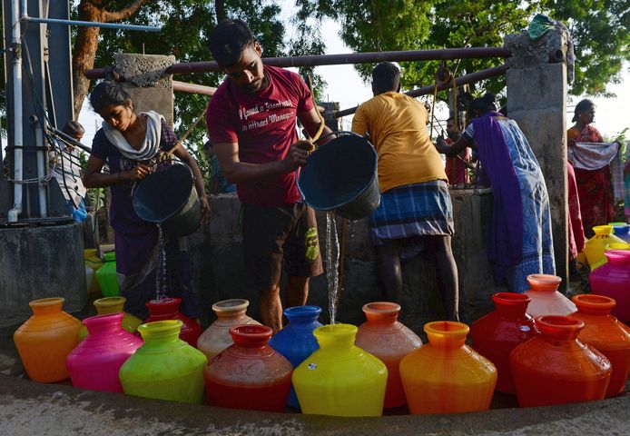 Indiase inwoners verdelen water over de bevolking nadat ze noodwater hebben gekregen.