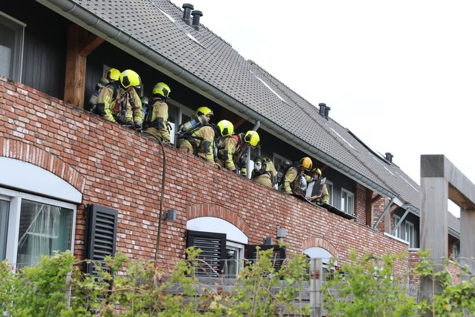 Door de plek van de brand - in de spouwmuur - bleek die lastig te blussen voor de brandweer.