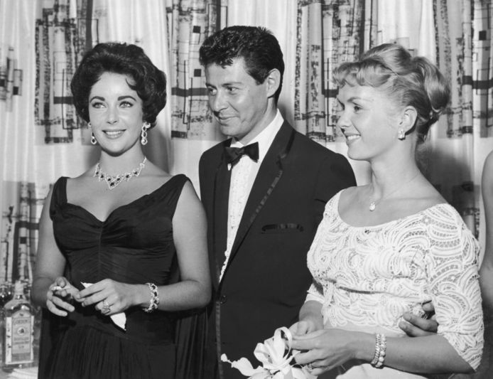 Eddie Fisher poseert met Elizabeth Taylor (links) en echtgenote Debbie Reynolds in 1958. Een jaar later zou hij Debbie verlaten voor Liz.