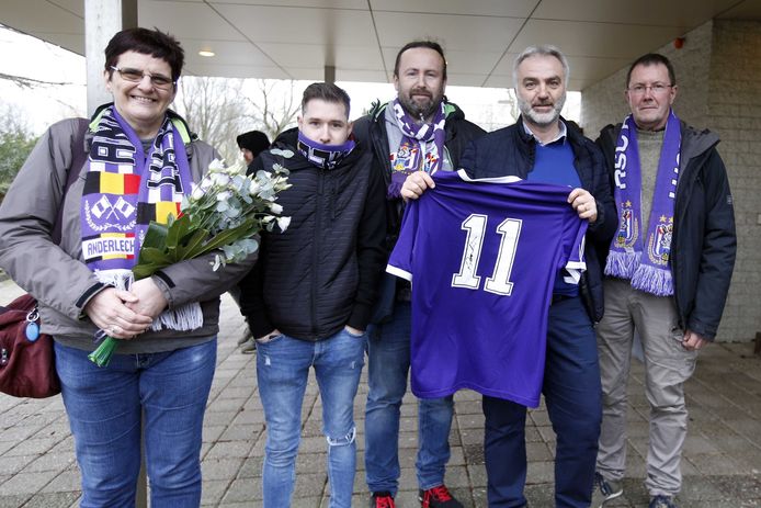Anderlecht-supporters komen aan voor de crematie van Rob Rensenbrink.