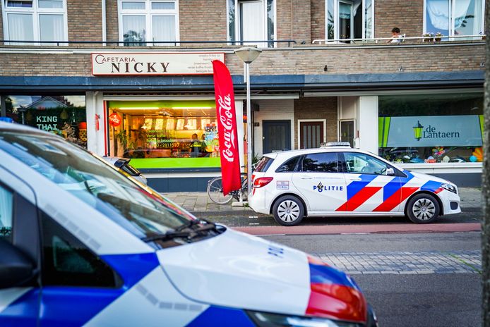 Overval op cafetaria Nicky, de politie doet onderzoek.