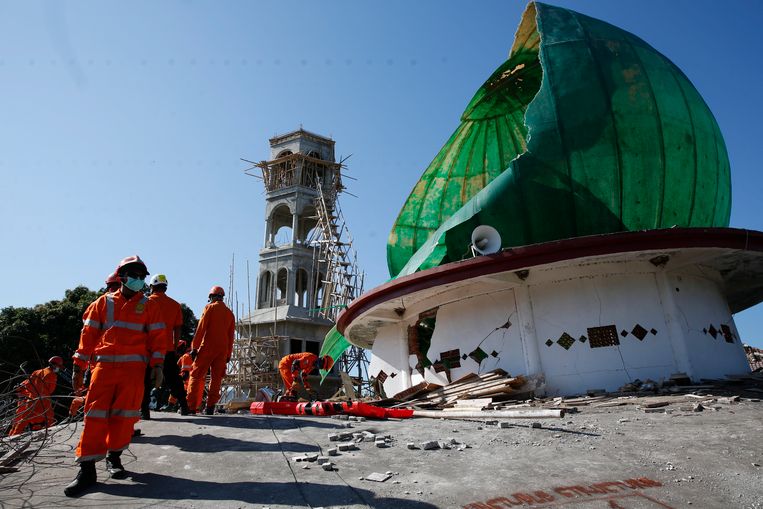 Hulpverleners zoeken naar overlevenden na de verwoestende aardbeving van zondag op het Indonesische eiland Lombok.   
 Beeld epa