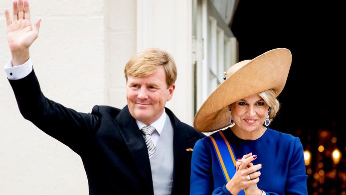 Koning Willem-Alexander en koningin Máxima zwaaien naar omstanders vanaf het balkon bij Paleis Noordeinde op Prinsjesdag